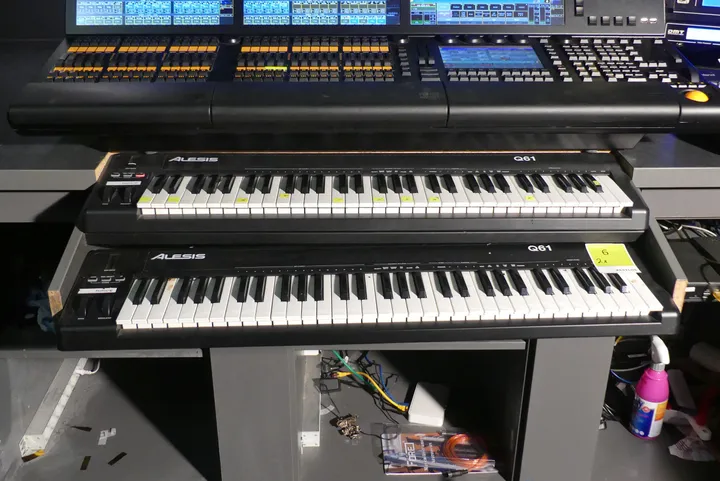 2x Alesis MIDI-Keyboard Modell: Q61